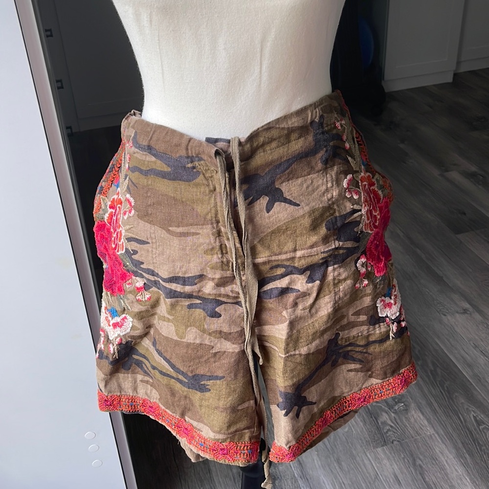 Adorable Johnny Was Embroidered Camo Linen Shorts